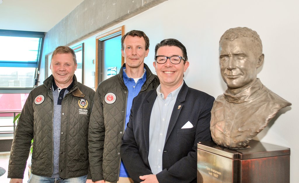 Martin Berner, HKH Prins Joachim og Oscar Davidsen Siesbye ved buste af Tom Kristensen i Idrættens Hus